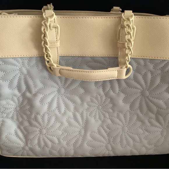Betsey Johnson Blue XOBECA quilted blue and cream daisy butterfly tote - Picture 4 of 12